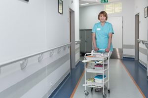 szpital korytarz pielęgniarka