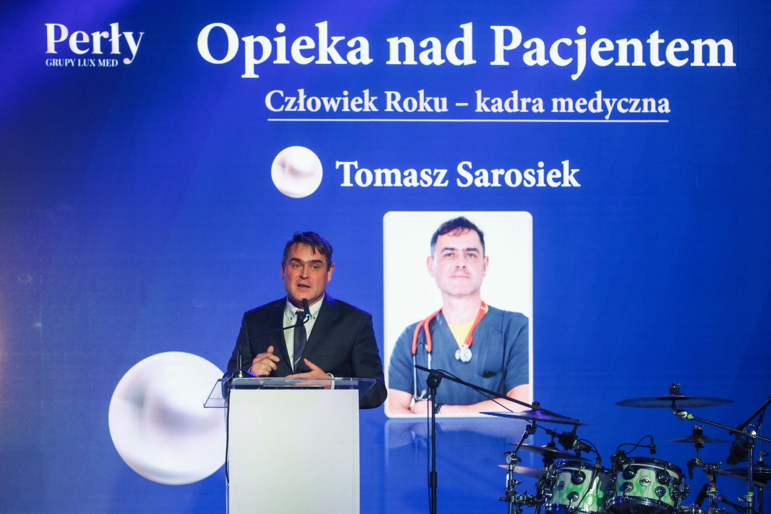 Doktor Tomasz Sarosiek z Perłą LUX MED w kategorii Człowiek Roku Opieka nad Pacjentem